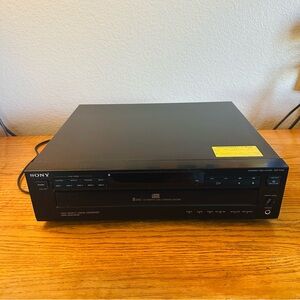 Sony Compact Disc Player CDP-C325 5 Disc Loading System with Remote Control